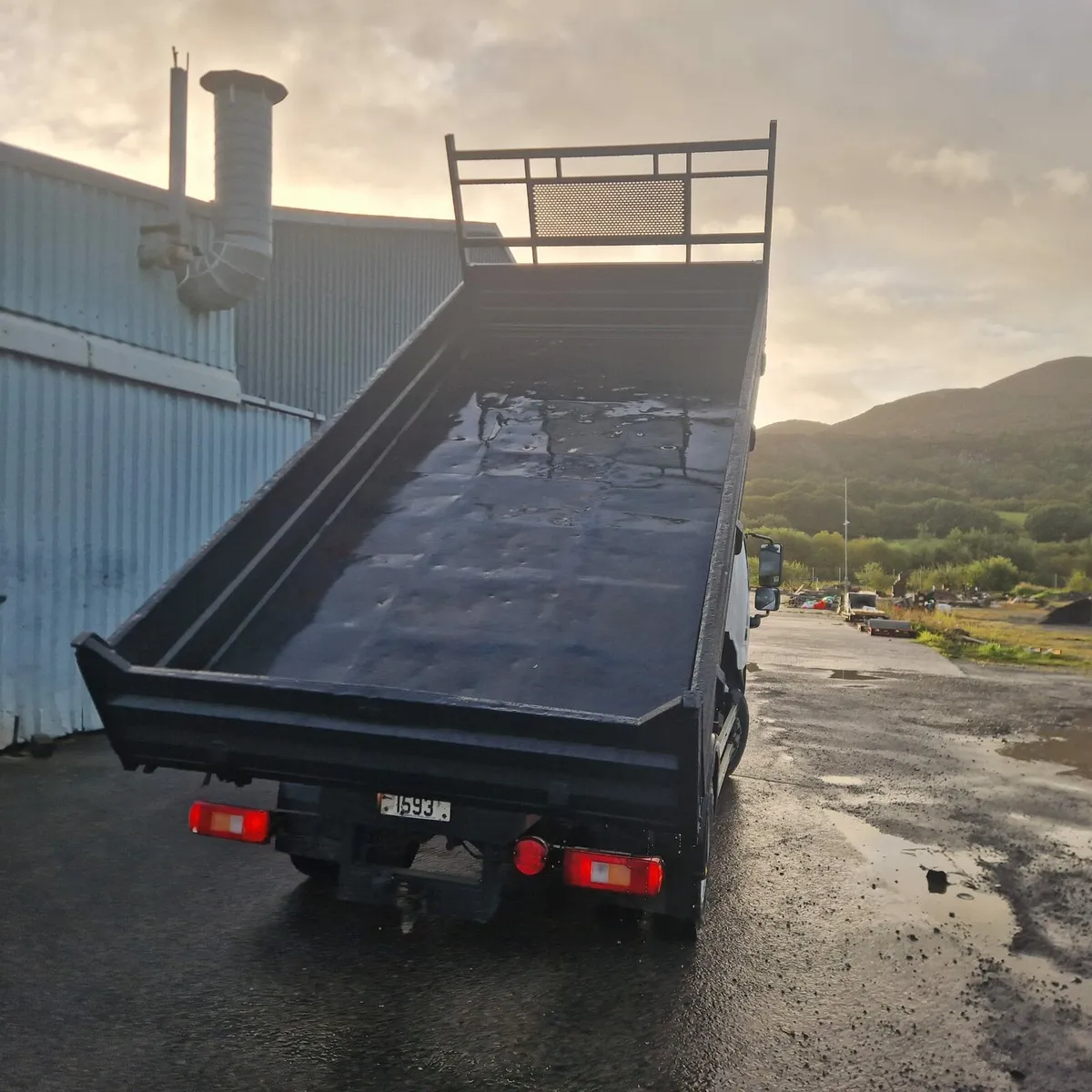 Hino 300 tipper - Image 4