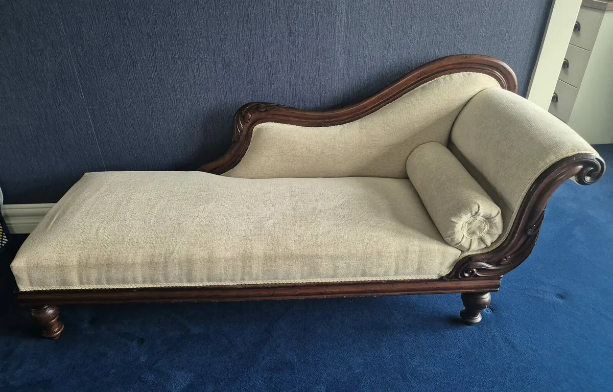 Antique day bed - Image 1
