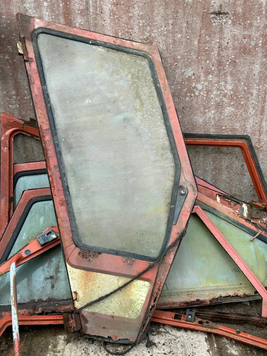 Fiat Right Side Door Glasses - Image 3