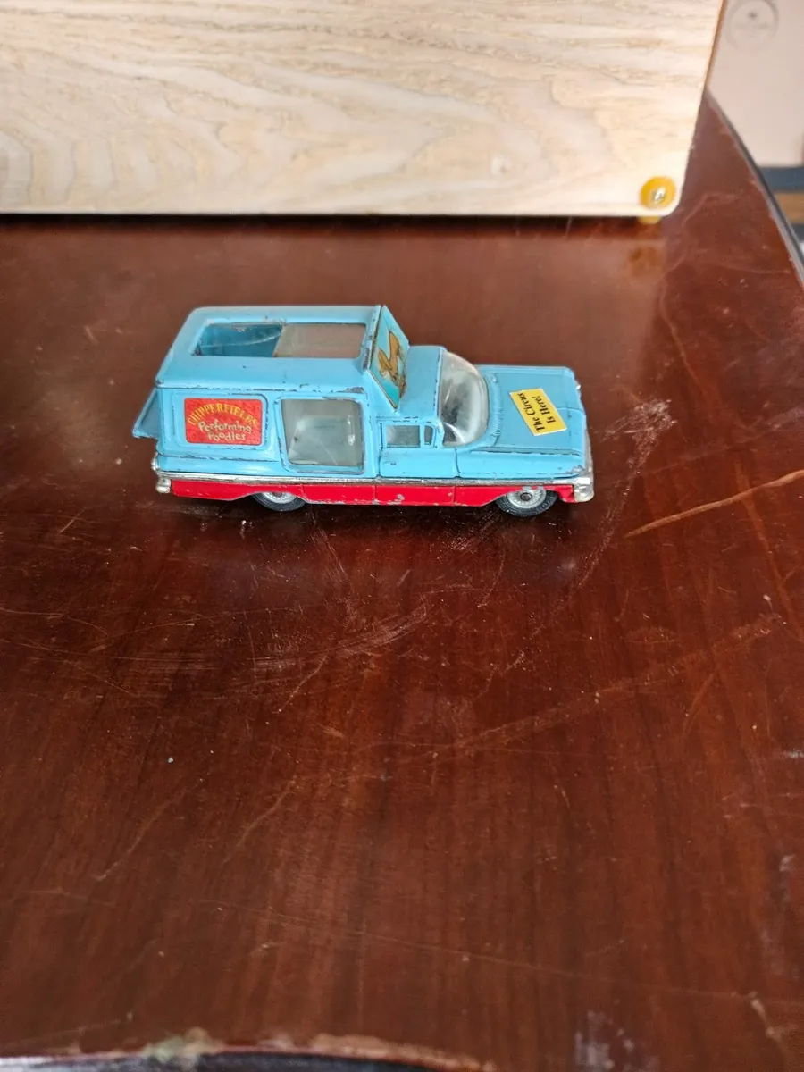 Corgi Chipperfields Circus Van - Image 2