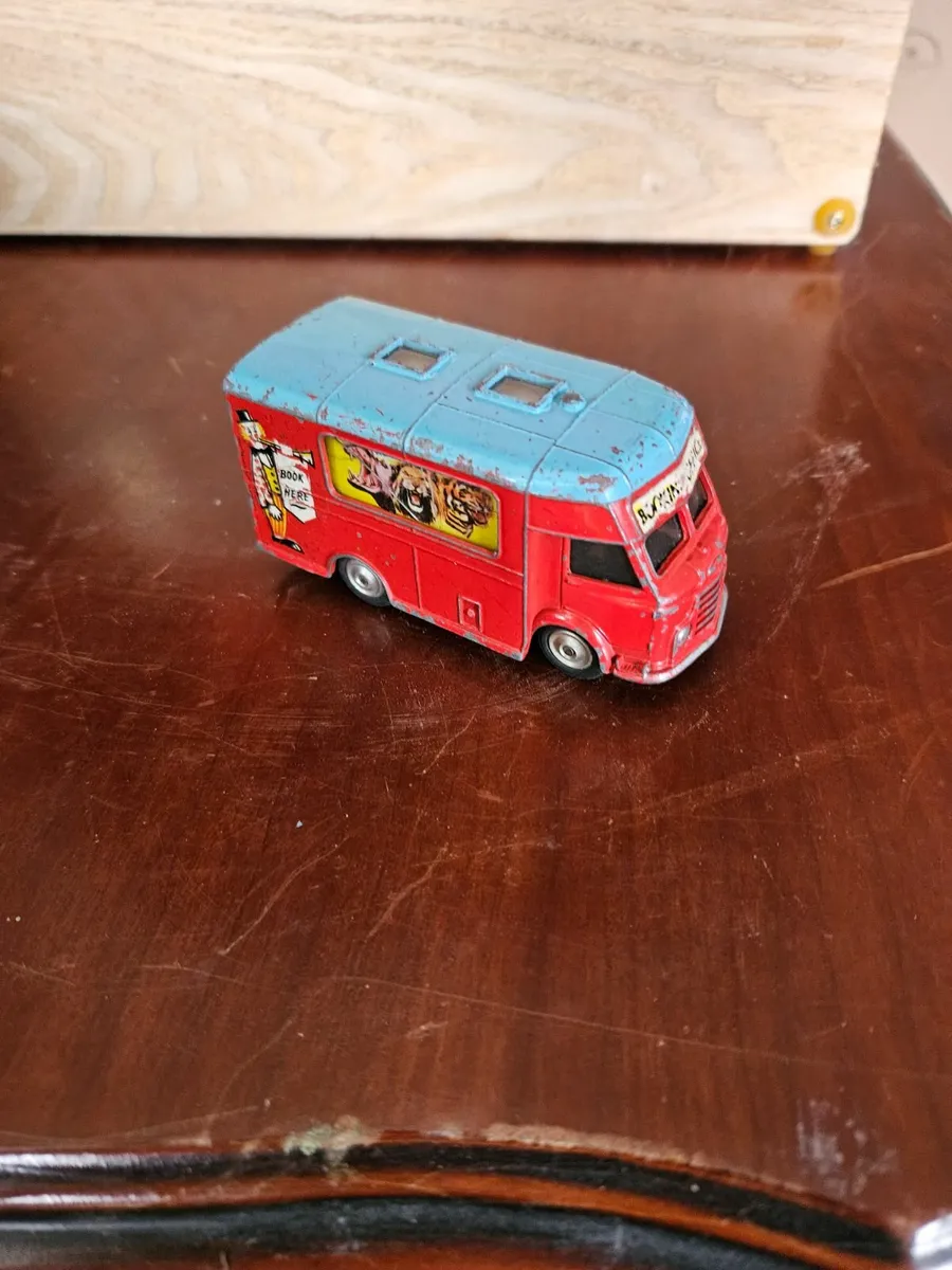 Corgi Chipperfields Circus Van - Image 1