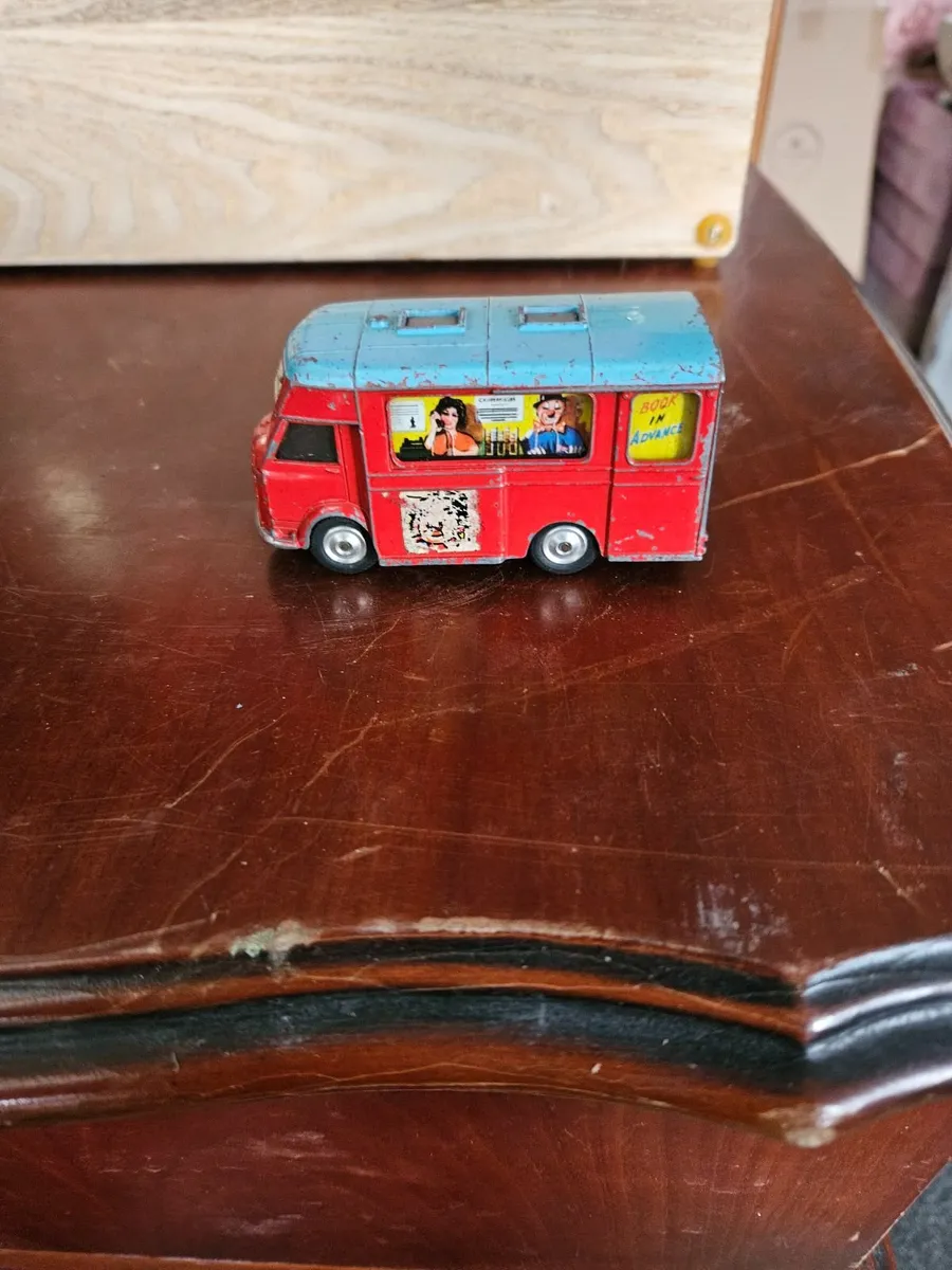 Corgi Chipperfields Circus Van - Image 2