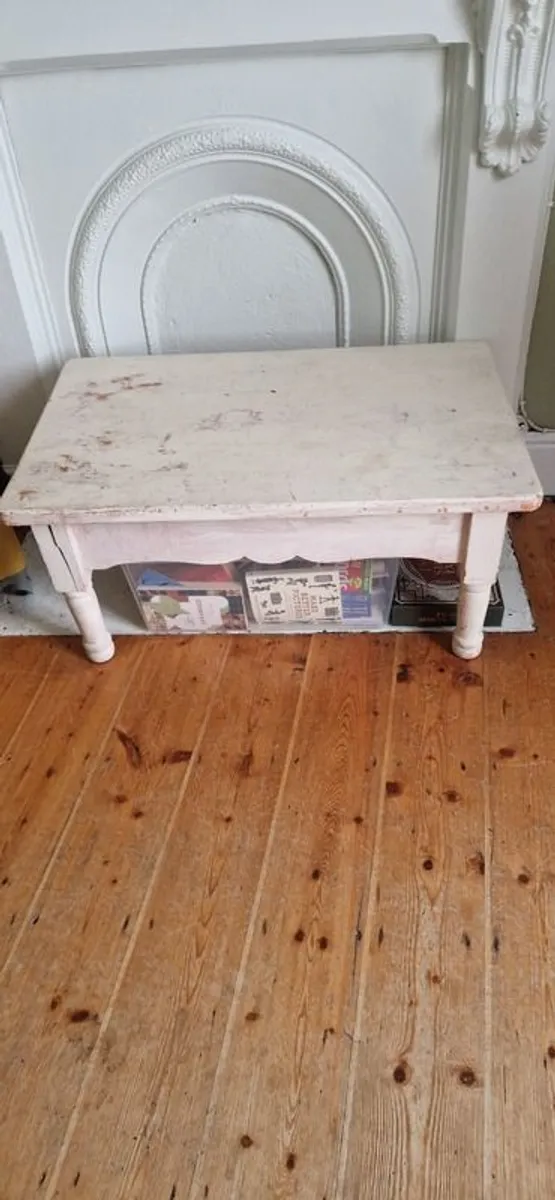 Pine coffee table(painted)