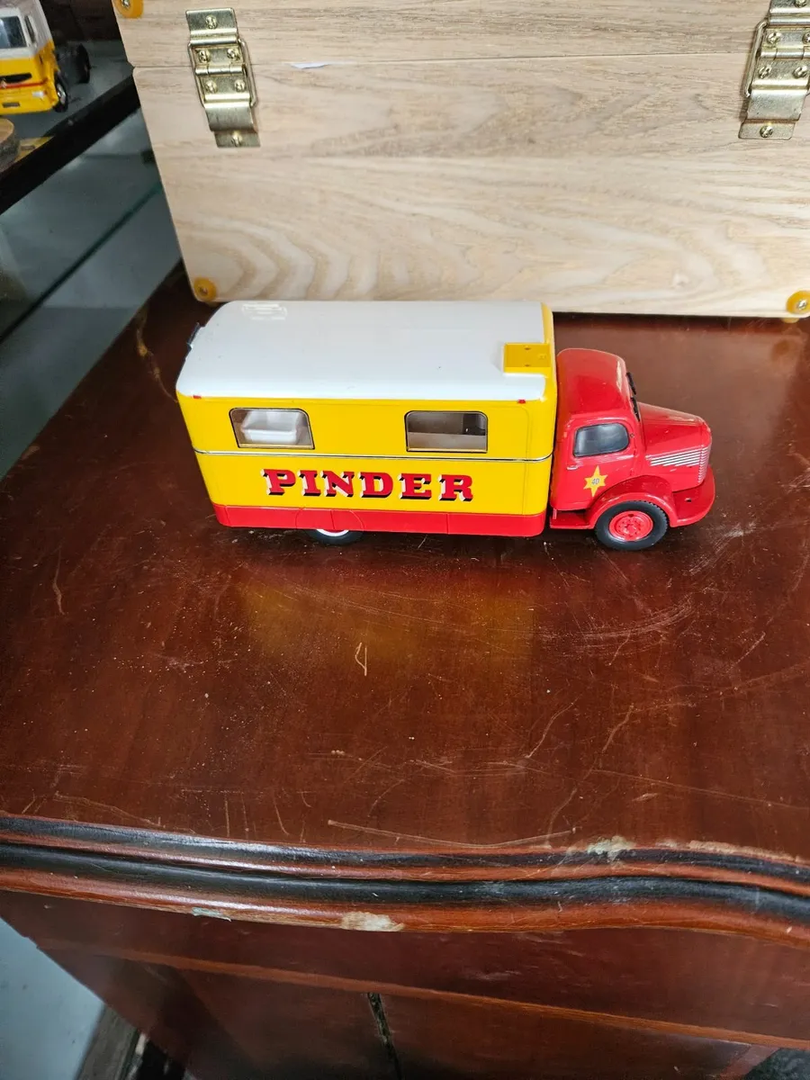 Corgi Atlas Pinder Circus Truck - Image 2