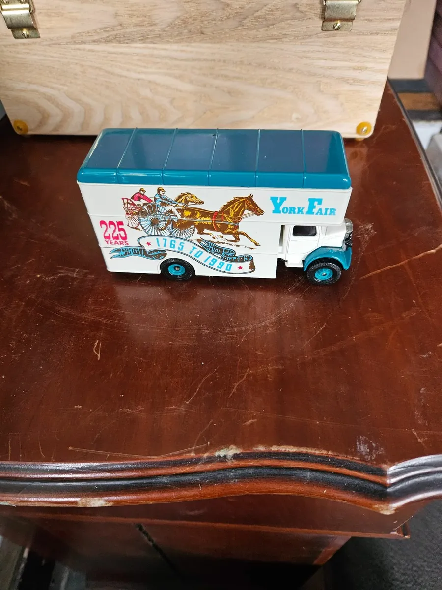 Corgi Circus Fair Ground Showmans Range Truck - Image 1