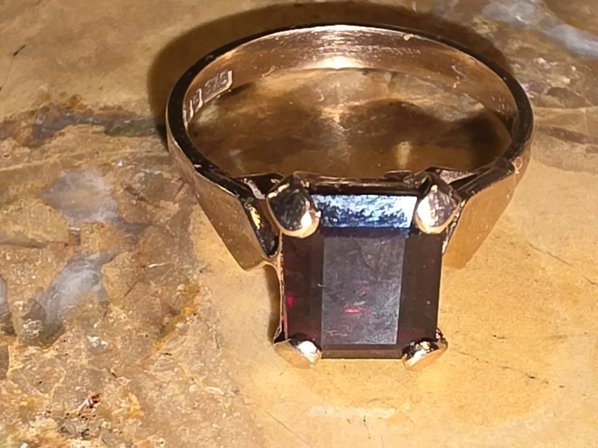 SQUARE GARNET, 9CT Gold CHUNKY Ladies Dress Ring ! - Image 4