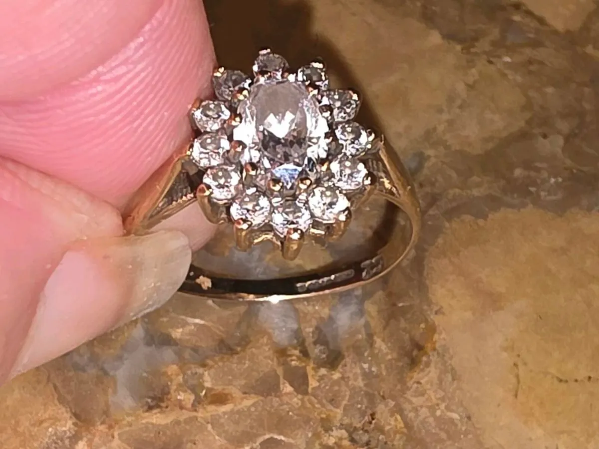 WHITE DAZZLING OVAL, 9CT Gold CHUNKY Dress Ring ! - Image 1