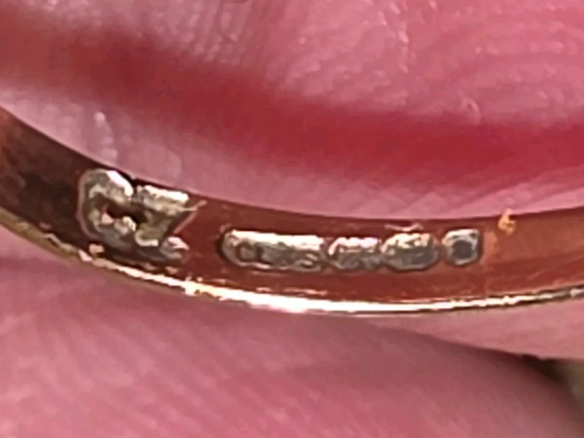 WHITE DAZZLING OVAL, 9CT Gold CHUNKY Dress Ring ! - Image 2