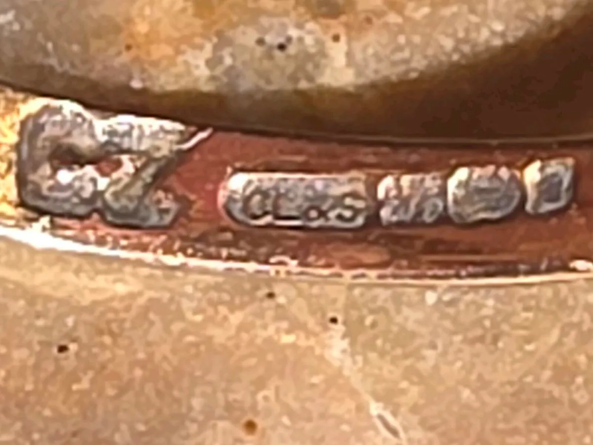 WHITE DAZZLING OVAL, 9CT Gold CHUNKY Dress Ring ! - Image 3