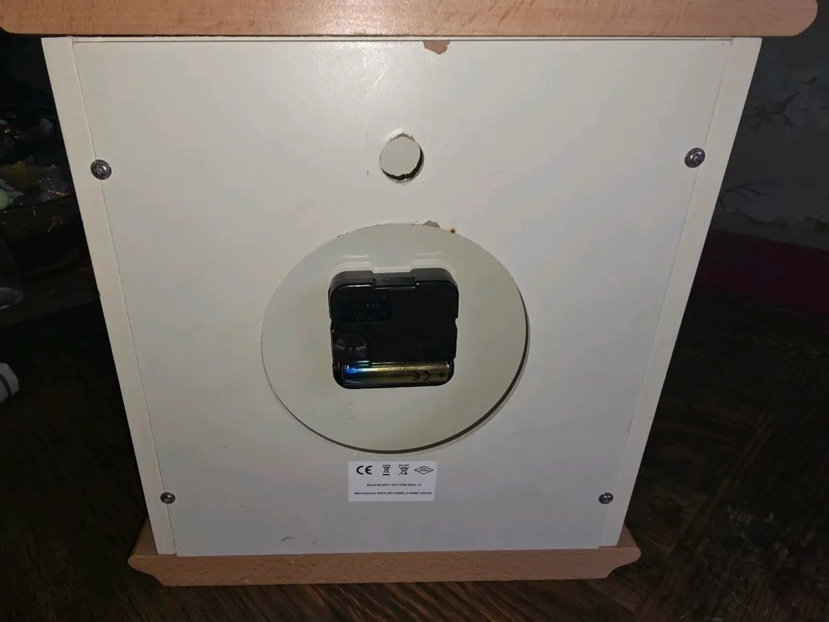 HUGE CREAMY WOODEN, Wall Or Mantle Table Clock ! - Image 2