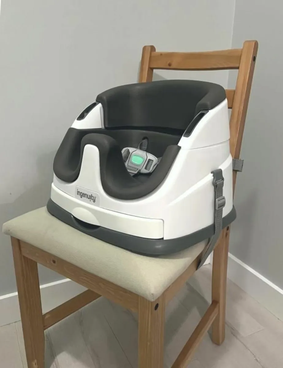 Baby feeding booster seat almost NEW - Image 2
