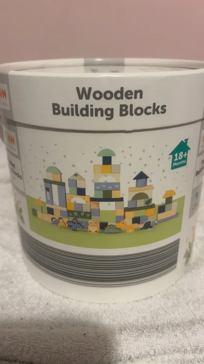 New tub wooden building blocks with dinosaurs - Image 1