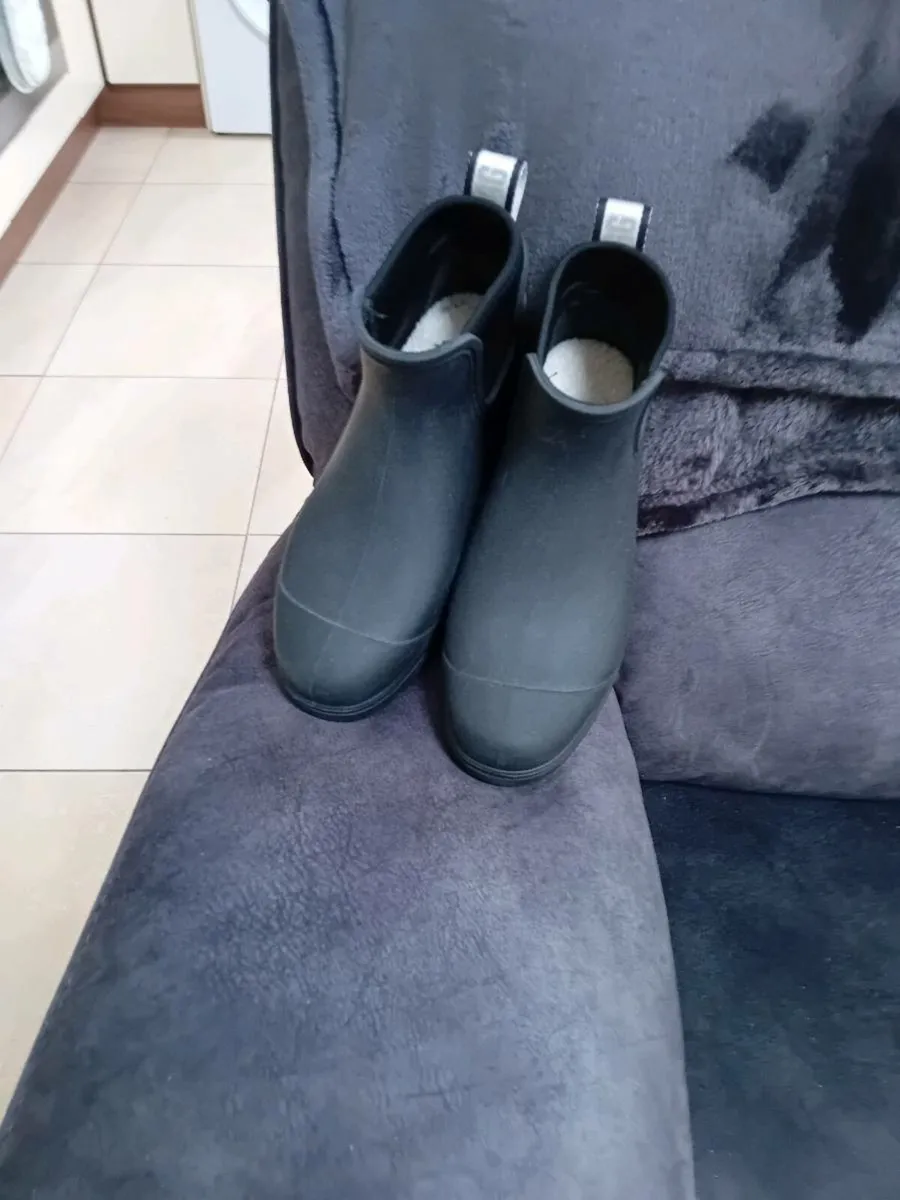 DROPLET BLACK COLOUR BOOTS NEW