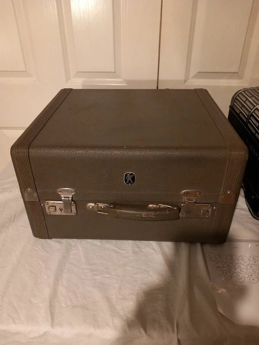 HOHNER MORINO CLUB ACCORDION - Image 4