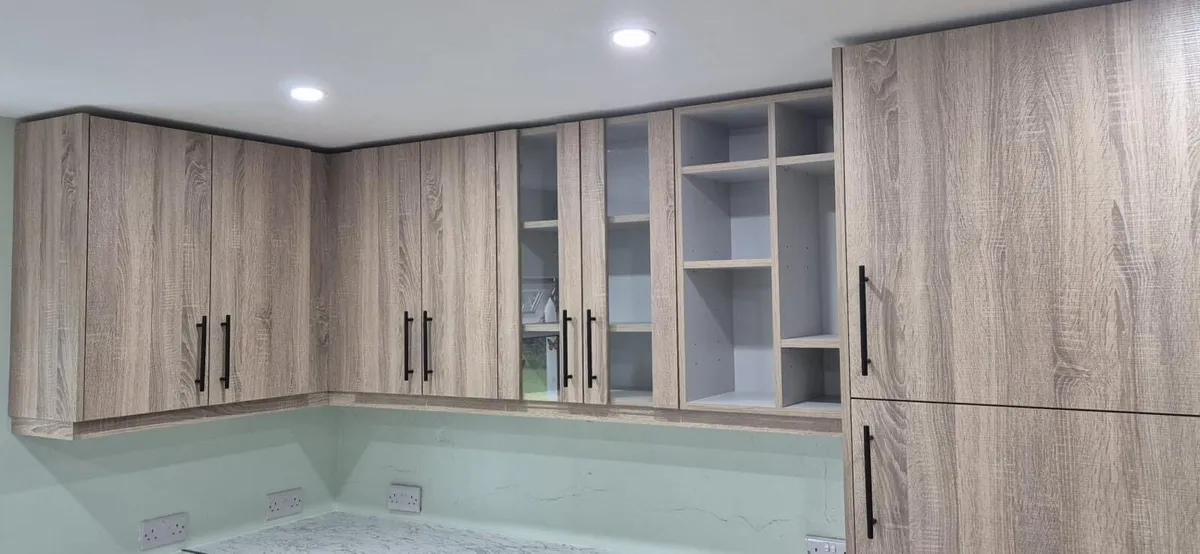 Kitchen islands, kitchens - Image 2