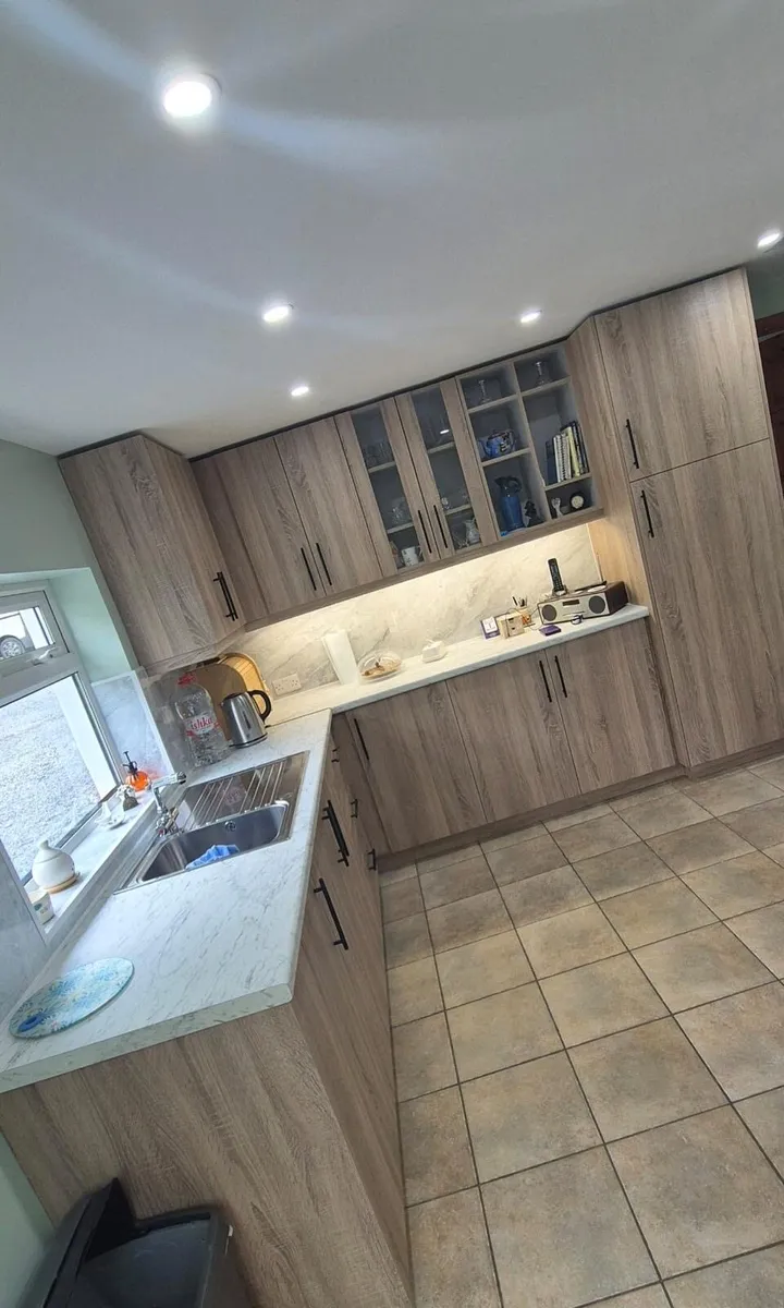 Kitchen islands, kitchens - Image 3