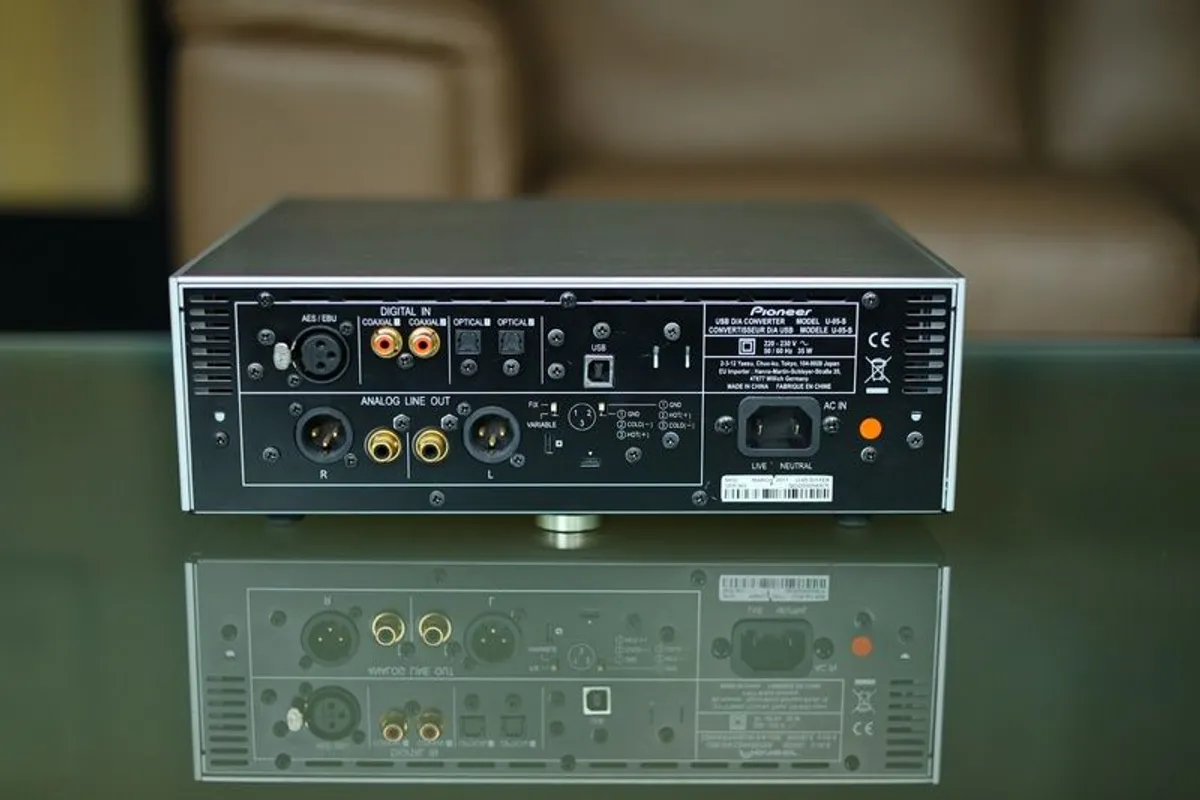 Pioneer U-05 USB DAC with built-in high-resolution headphone amplifier - Image 3
