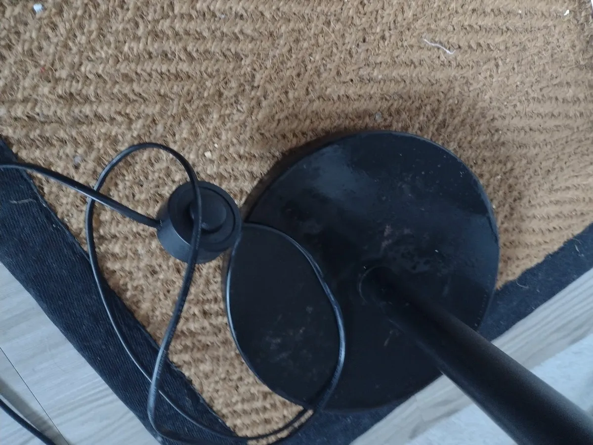 Tall wrought iron floor lamp - Image 4