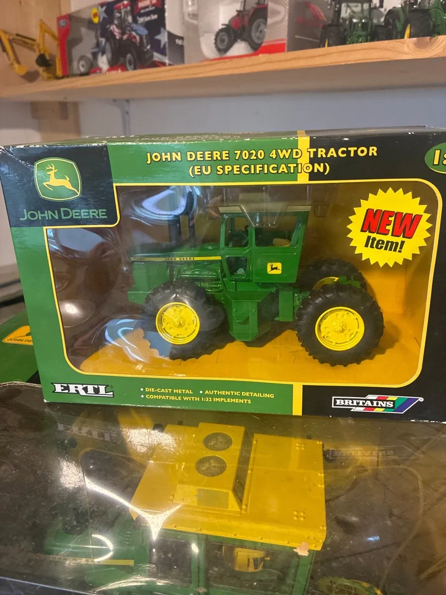 1:32 scale John Deere 7020 - Image 1