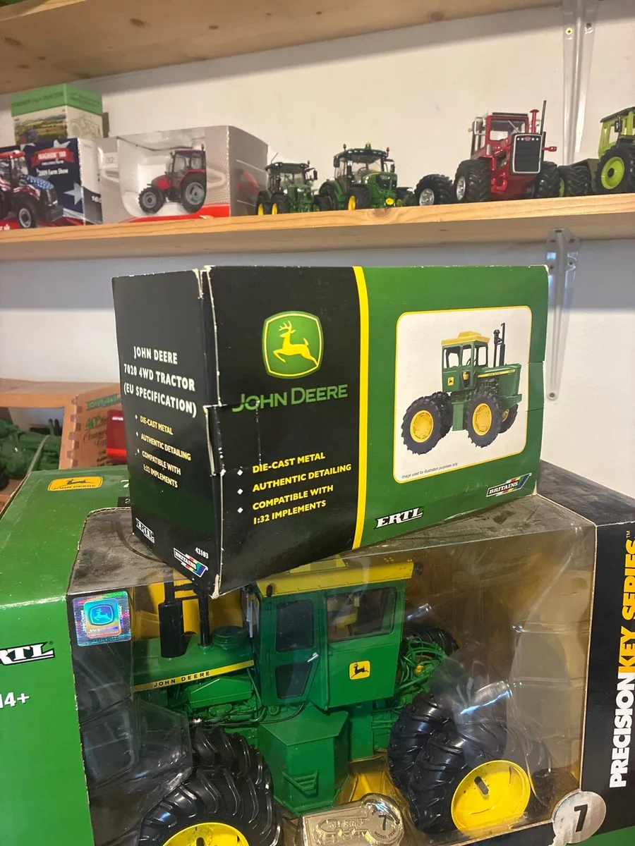 1:32 scale John Deere 7020 - Image 2