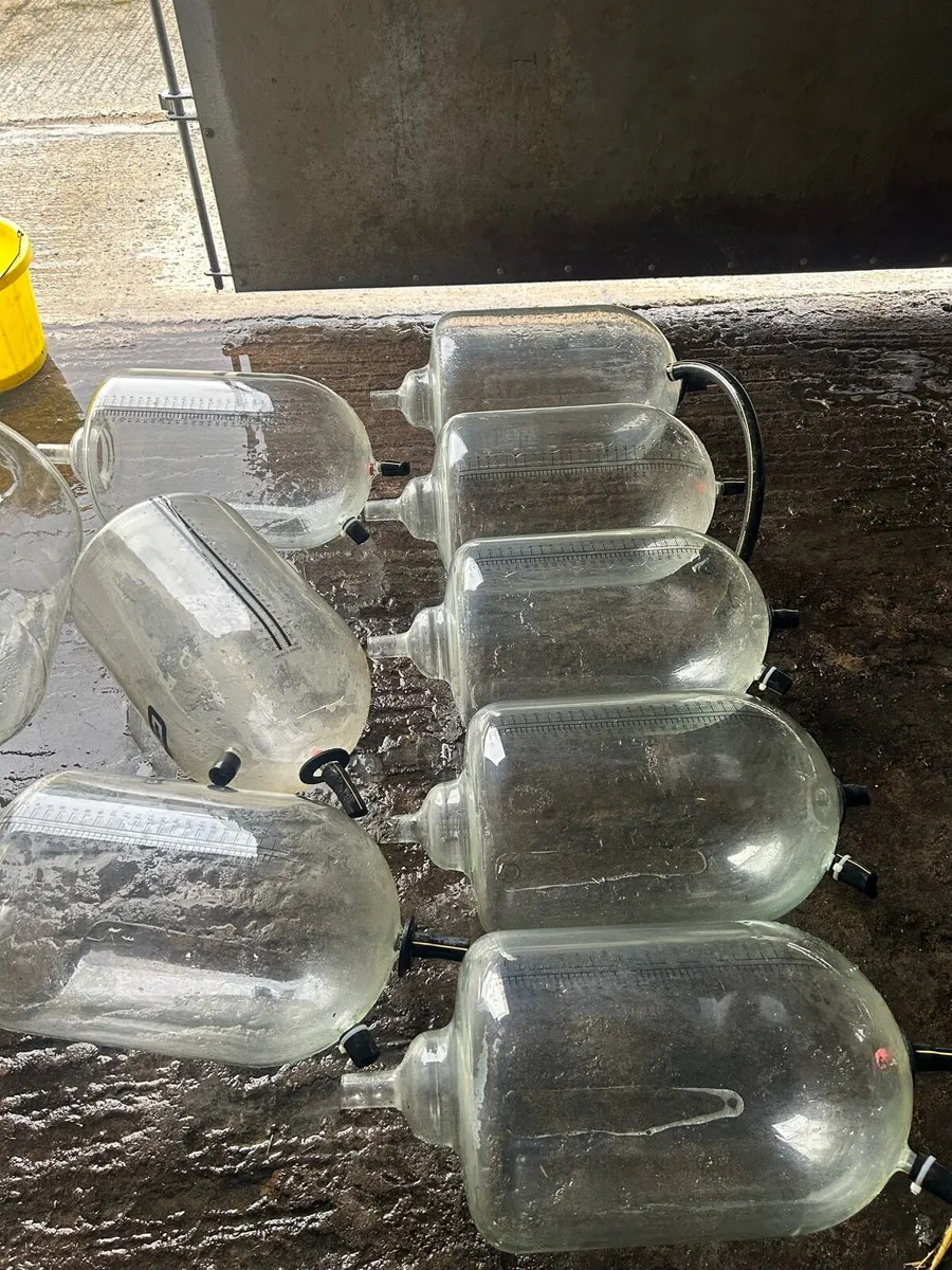 Vacuum pump and milk jars - Image 3