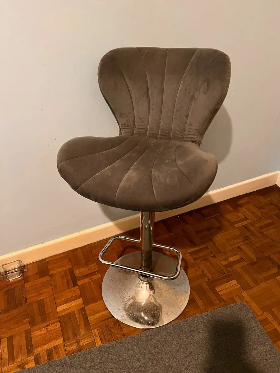 High Breakfast Table w/3 Grey Cushioned Bar Stools - Image 2