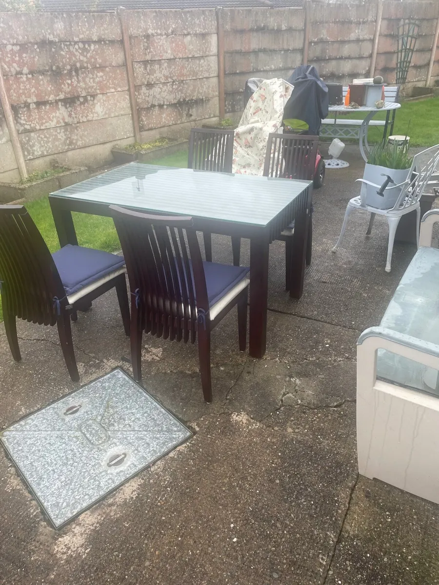 Table and chairs - Image 1