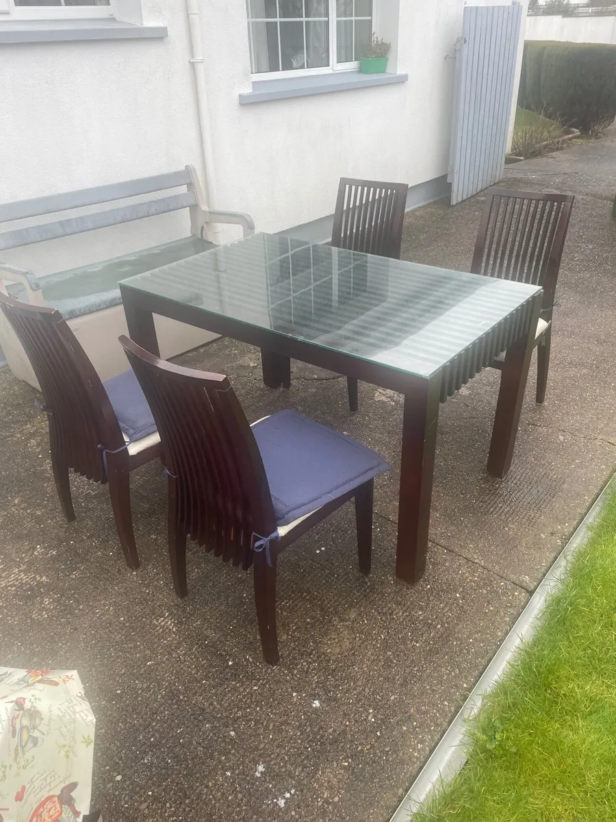 Table and chairs - Image 2