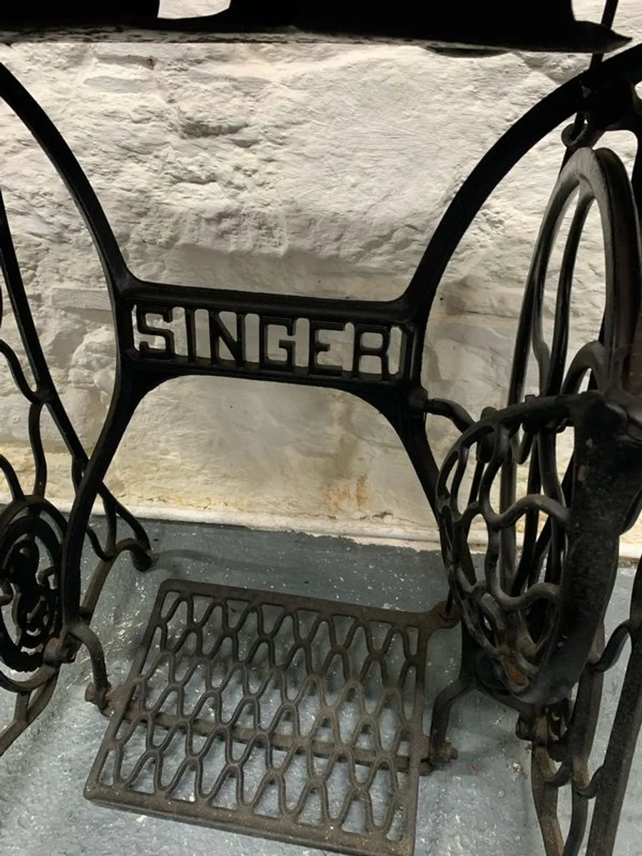 Vintage Singer Cast Iron Sewing Table with Jones 6400 Machine. - Image 3
