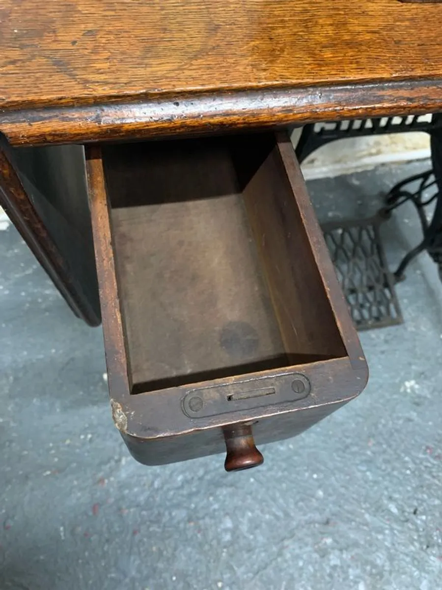 Vintage Singer Cast Iron Sewing Table with Jones 6400 Machine. - Image 4