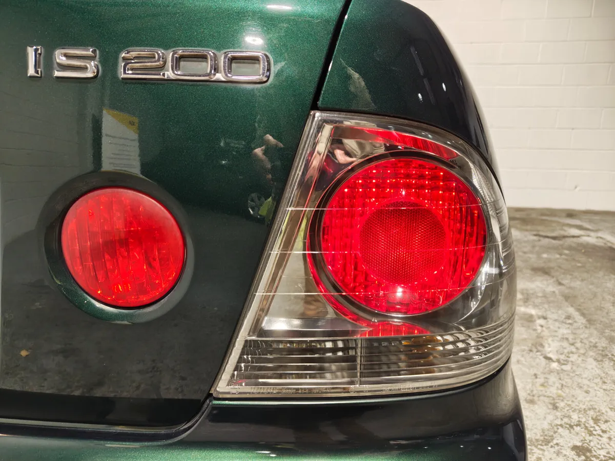 LEXUS IS200 SE RACING GREEN - Image 4
