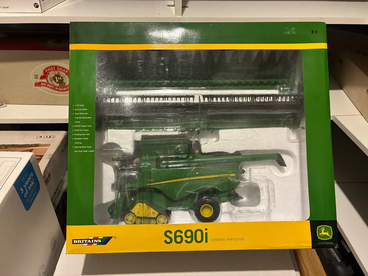 1:32 scale John Deere combine