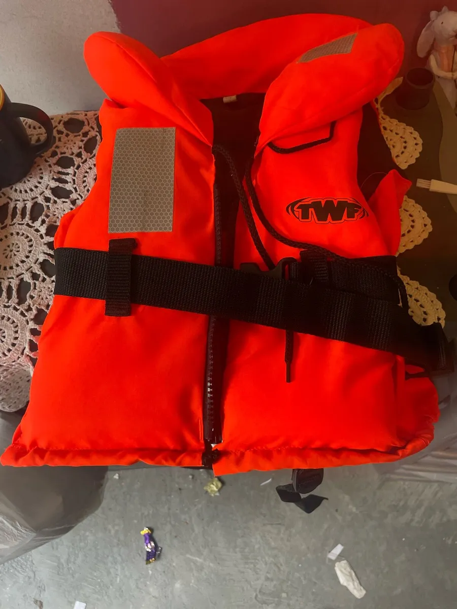 Life jacket - Image 4