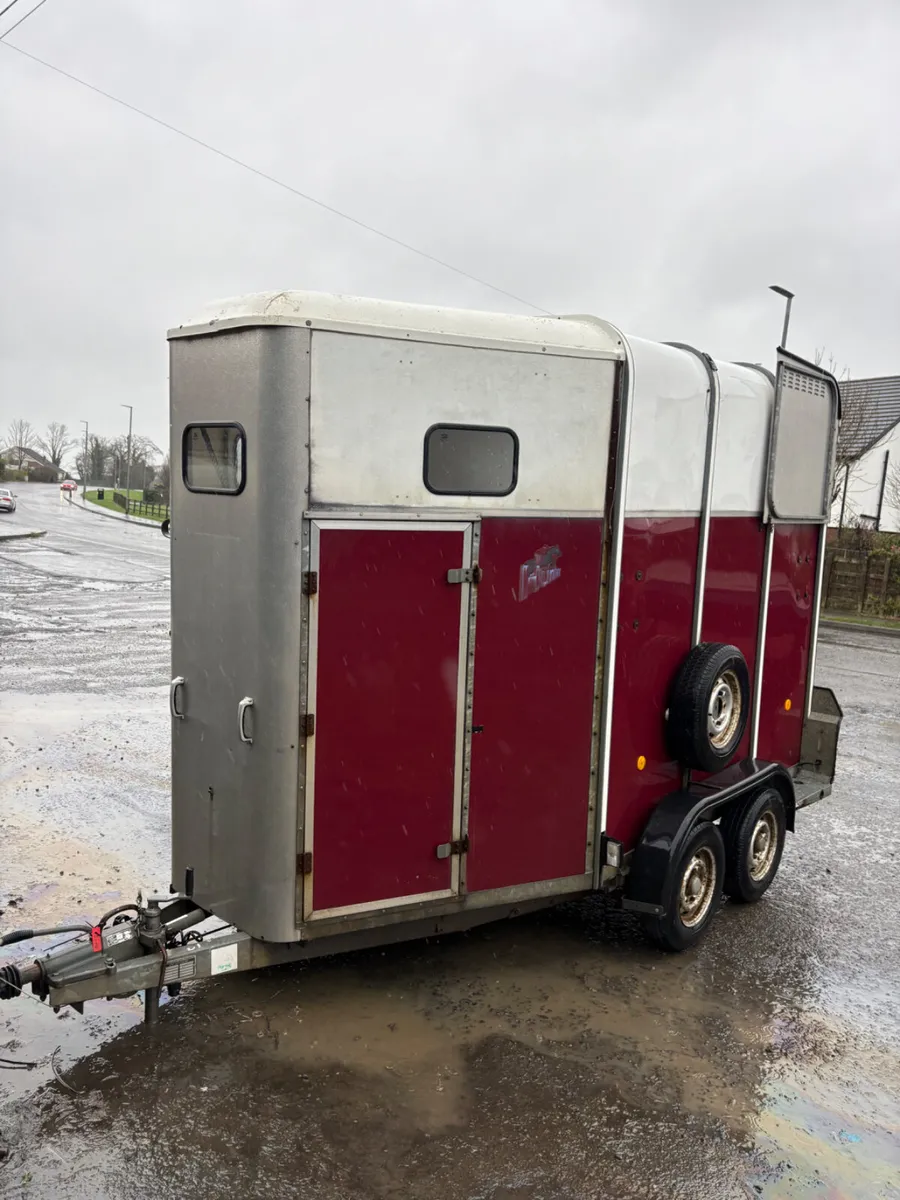 Ifor Williams 510 horsebox red - Image 1