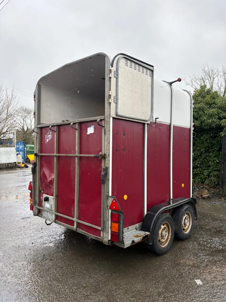 Ifor Williams 510 horsebox red - Image 2