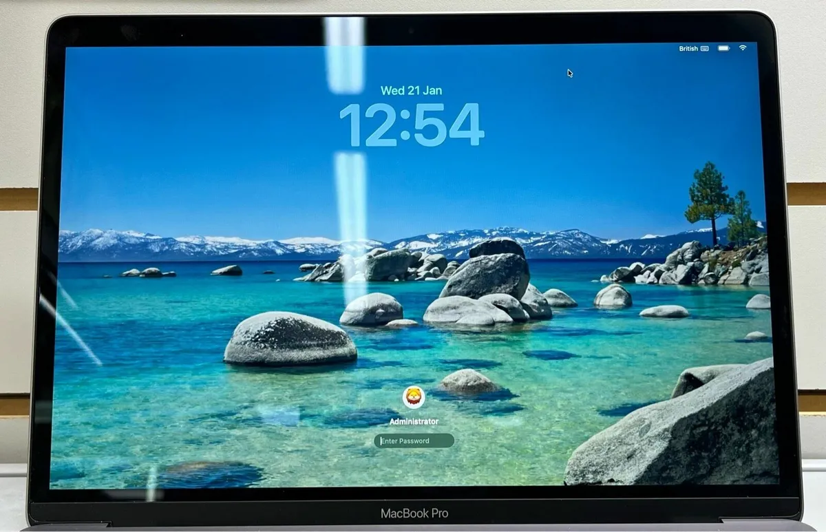 MacBook Pro M2 - Image 4