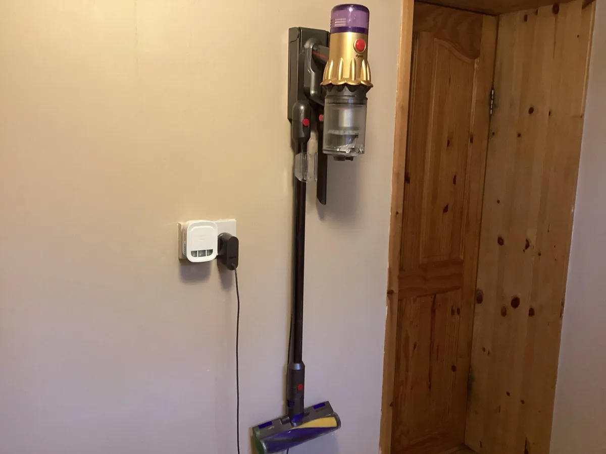 Dyson V8 cordless vacuum cleaner - Image 3
