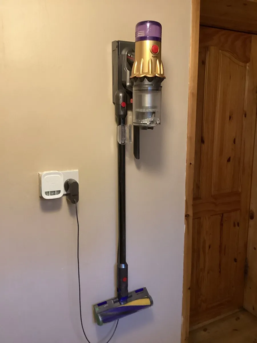 Dyson V8 cordless vacuum cleaner - Image 4