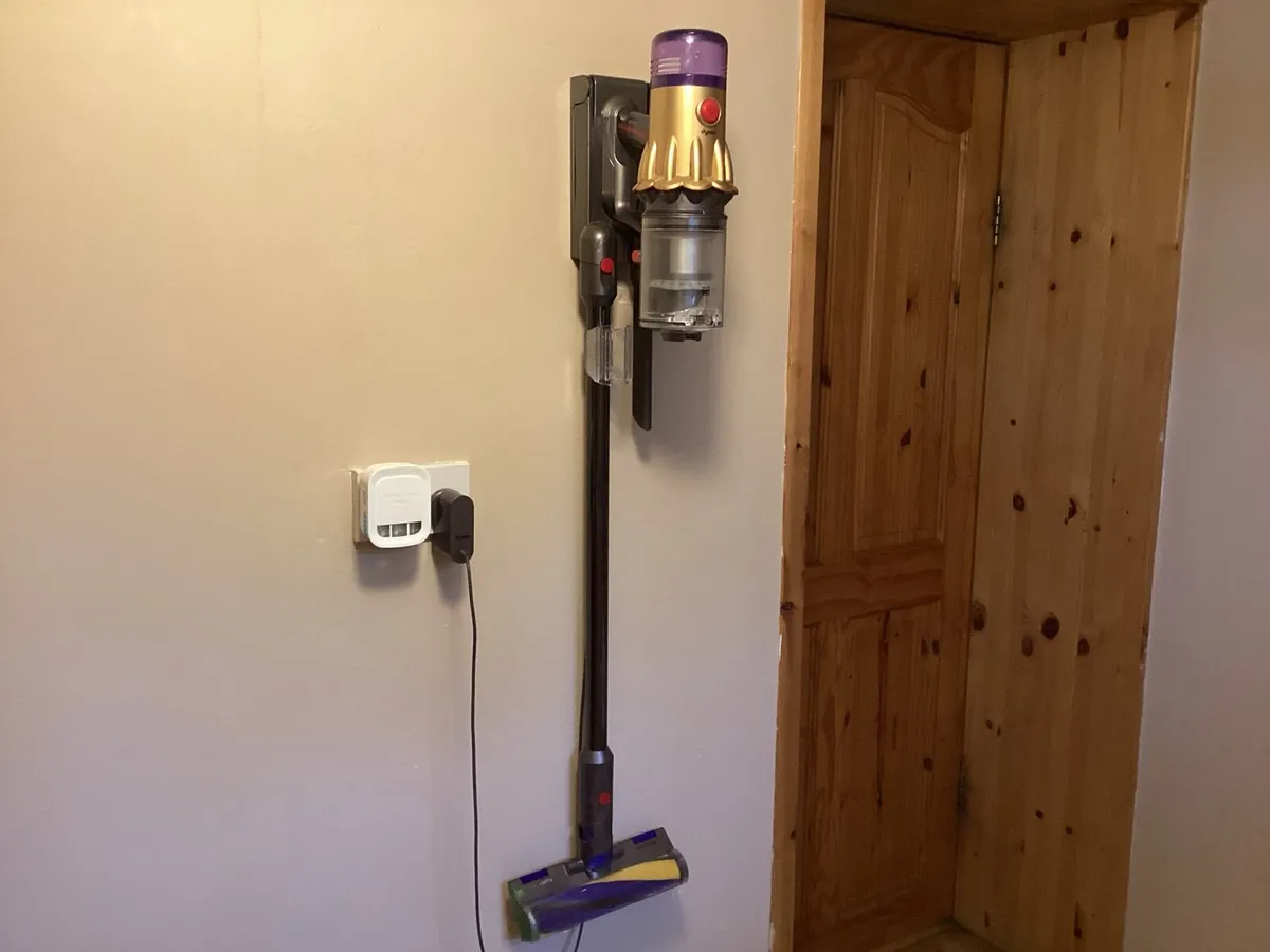 Dyson V8 cordless vacuum cleaner - Image 1