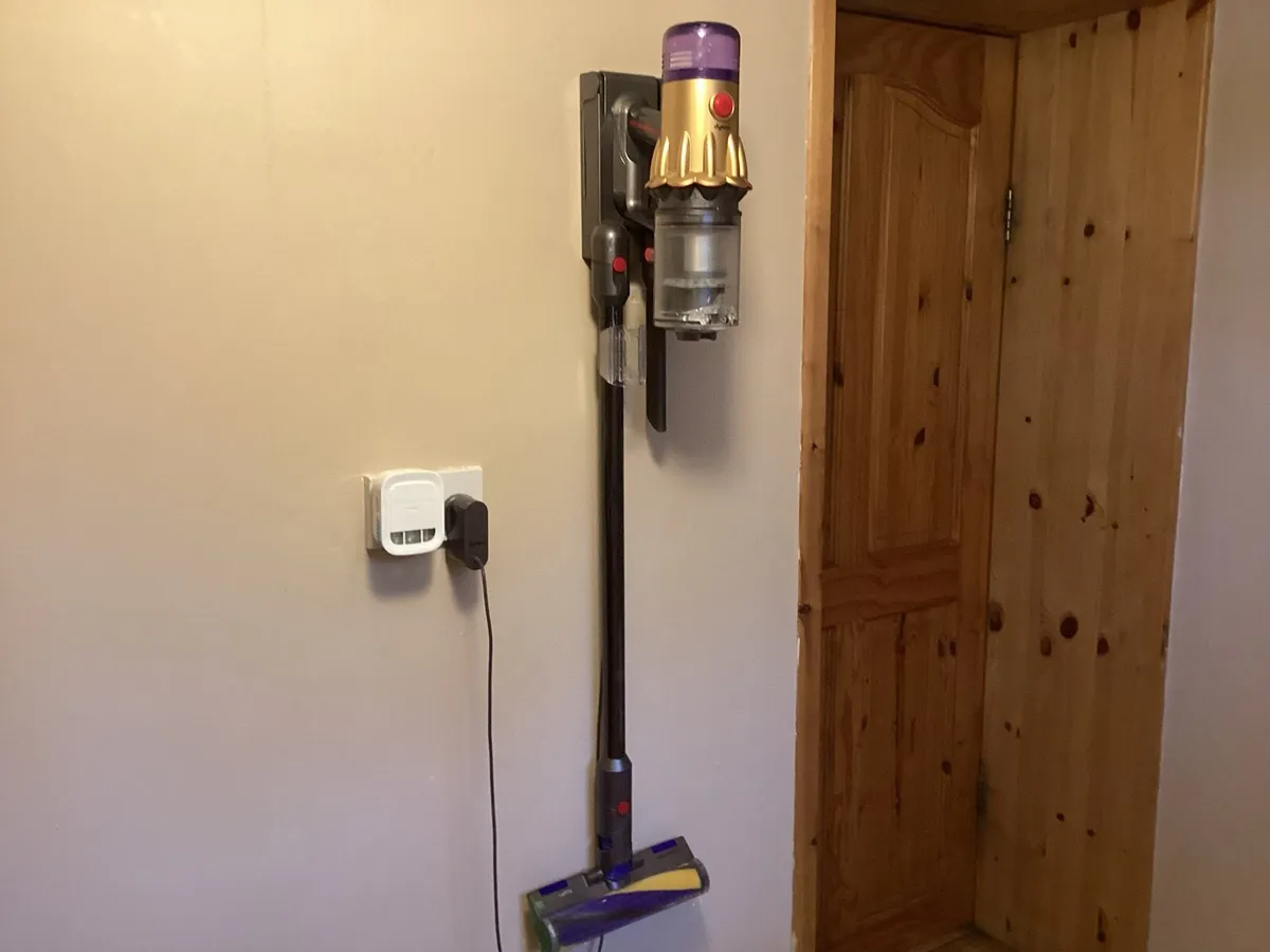 Dyson V8 cordless vacuum cleaner - Image 2