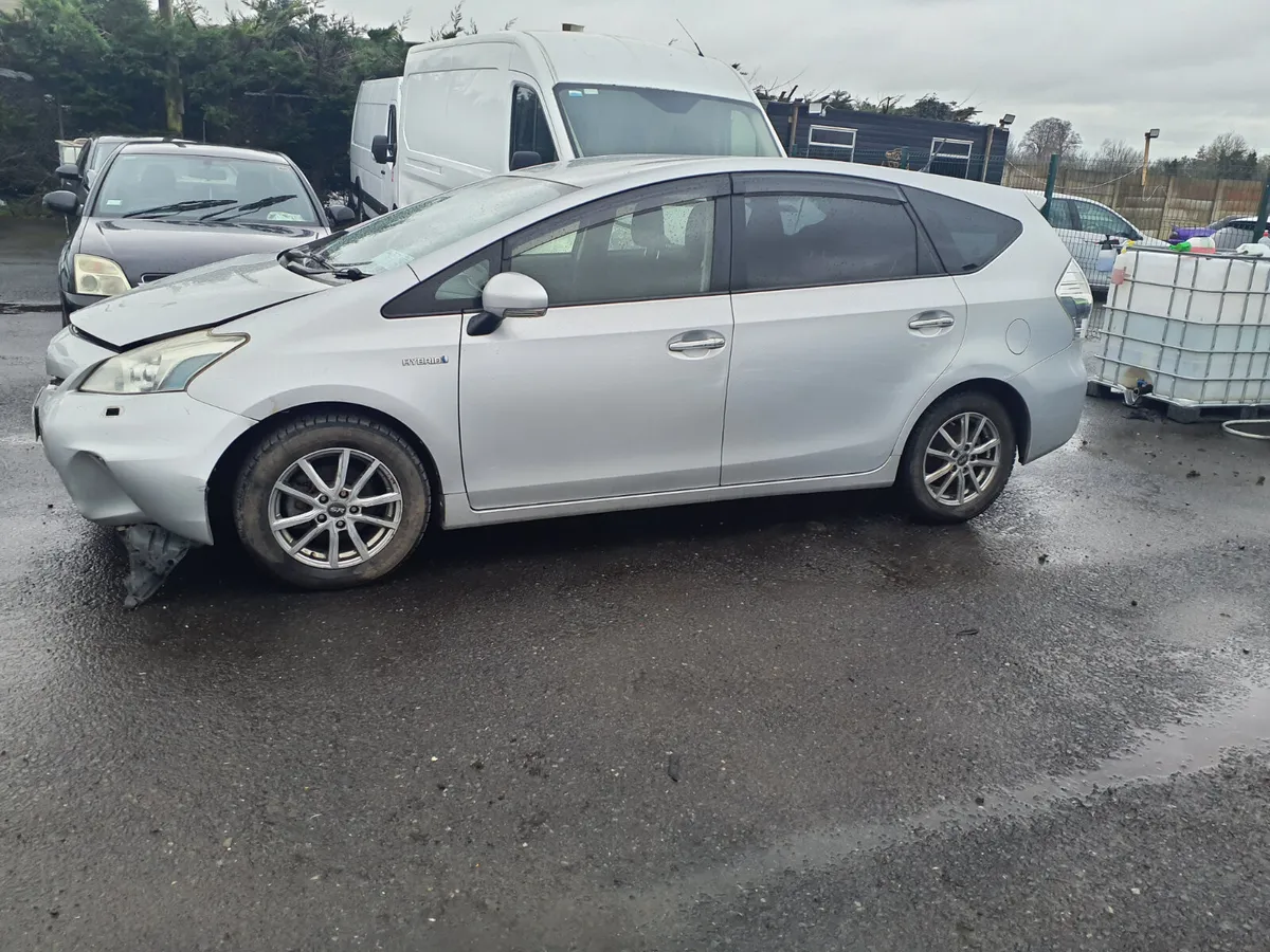 Toyota prius 2014 Starts and drives - Image 4