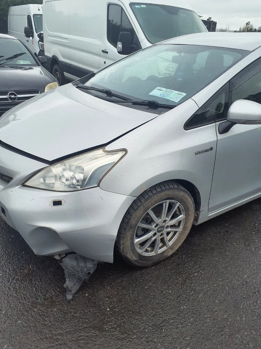 Toyota prius 2014 Starts and drives - Image 3