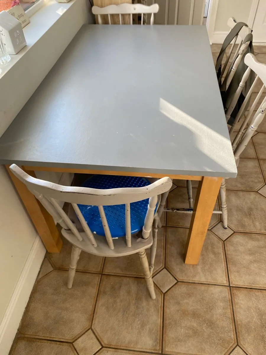 Kitchen table and chairs - Image 1