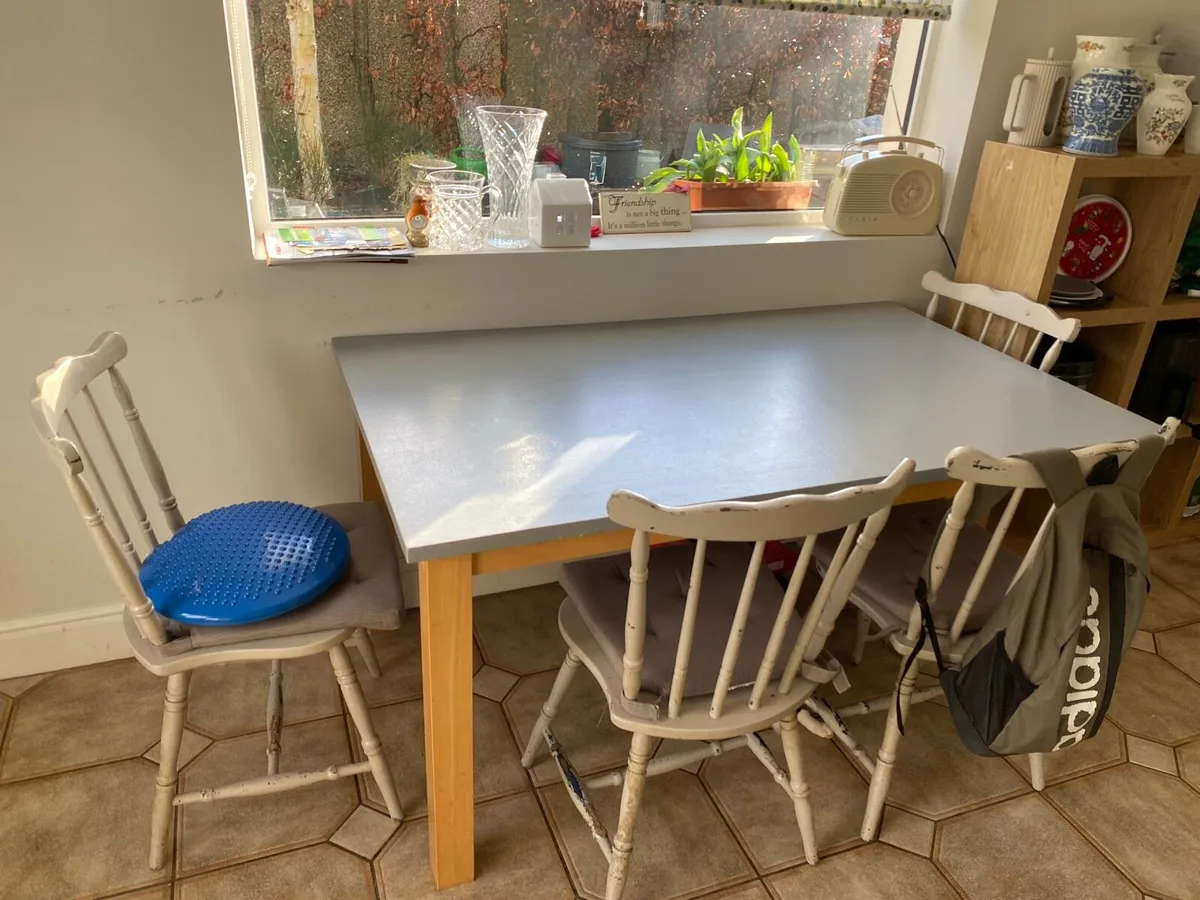 Kitchen table and chairs - Image 2