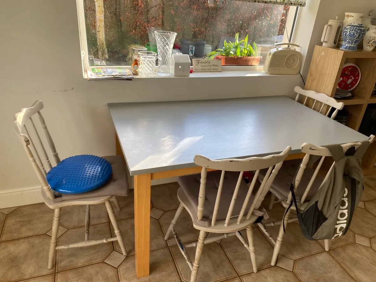 Kitchen table and chairs - Image 3