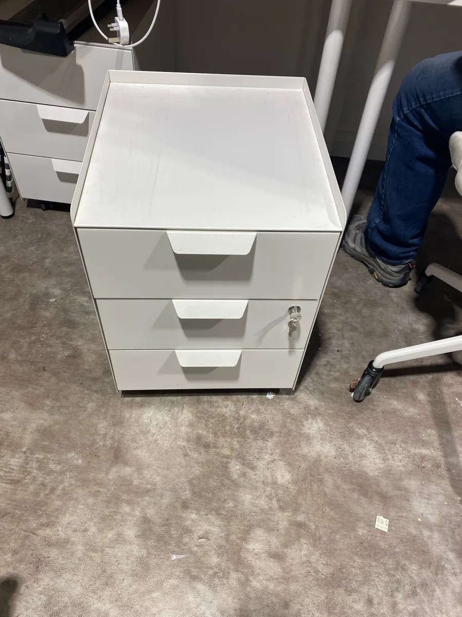 3 drawer cabinet with lock and castors - Image 1