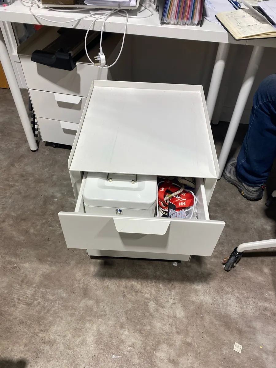 3 drawer cabinet with lock and castors - Image 3