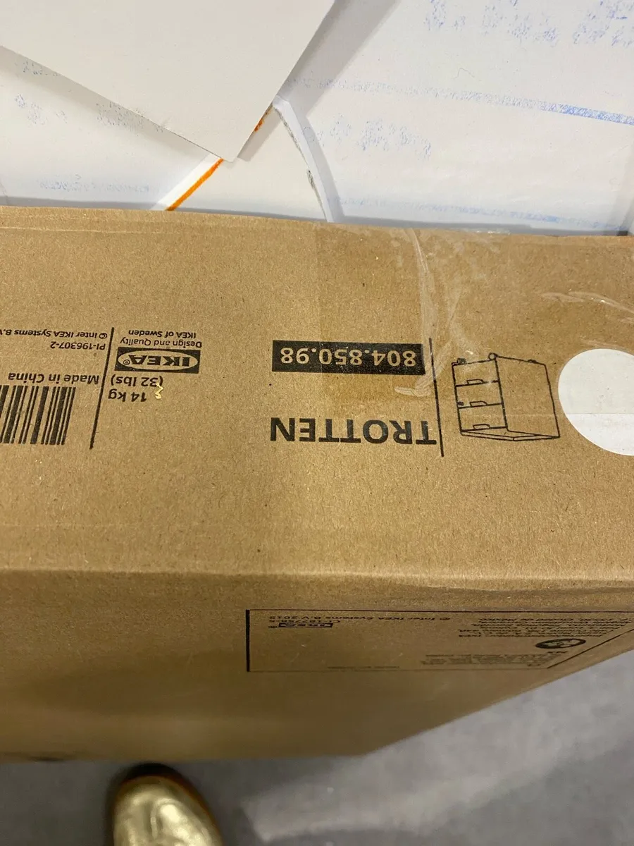 3 drawer cabinet with lock and castors - Image 4