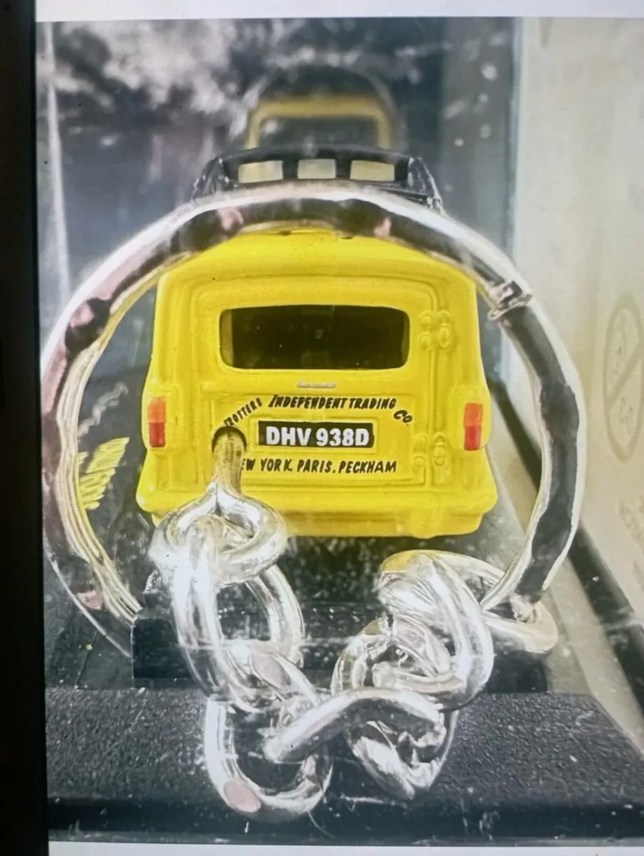 DEL-BOYS RELIANT REGAL SUPERVAN-KEYRING - Image 2