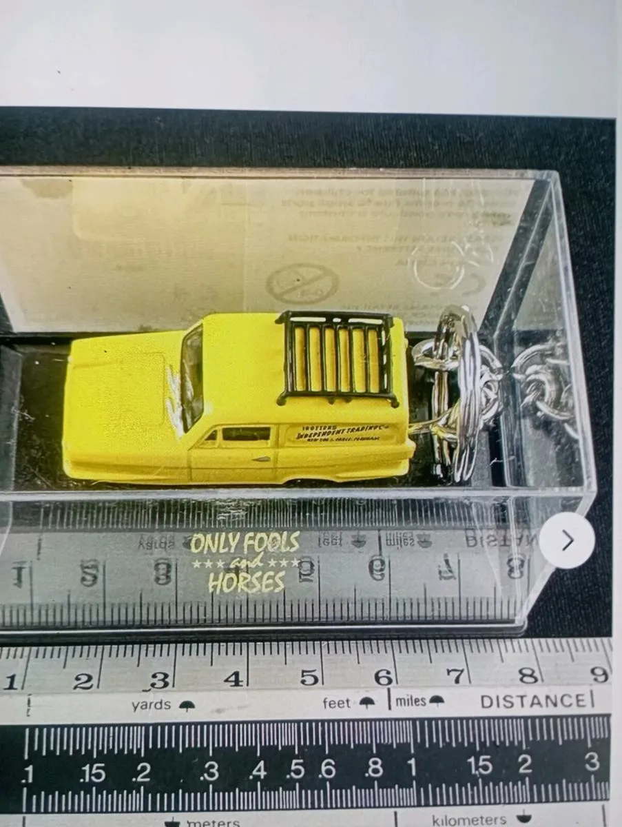 DEL-BOYS RELIANT REGAL SUPERVAN-KEYRING - Image 1